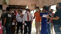 Setelah korban tak bernyawa, sepasang kekasih sadis itu lalu menyeret mayat korban ke ruang kamar mandi yang berada di bagian belakang bangunan tersebut.