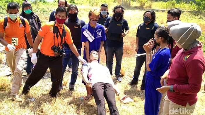 Potret Rekonstruksi Pembunuhan Oleh Sepasang Kekasih di Pekalongan Sepasang kekasih yakni KN (17) dan S (16) jalani proses rekonstruksi pembunuhan di Pekalongan. Rekonstruksi ini terkait pembunuhan korban berinisial SR (14).