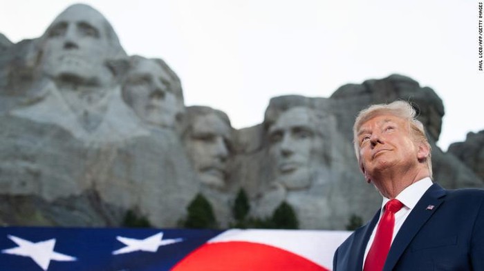 Gunung Rushmore merupakan salah satu destinasi di AS yang cukup diminati turis. Di sana terpampang 4 patung granit Presiden AS. Dan kabarnya Presiden AS Donald Trump ingin juga wajahnya ada di gunung tersebut.