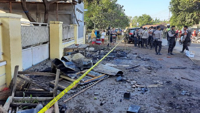 Puluhan Rumah, Toko dan 4 Mobil Dirusak Massa Perguruan Silat di Situbondo