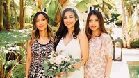 Tampak saudari-saudarinya seperti Sarah Azhari turut hadir di hari bahagianya itu. Dok. Instagram/raazharita