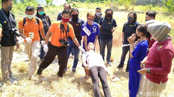 Rekonstruksi sepasang kekasih sadis habisi 2 ABG di Pekalongan, Senin (10/8/2020).
