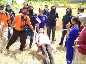 Sepasang Kekasih Sadis Jalani Rekonstruksi Pembunuhan Korban Keduanya