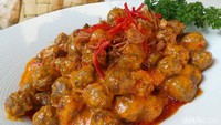 Sambal goreng kreni ini terdiri dari bola-bola daging kecil yang dimasak dengan santan dan bumbu lengkap.Rasanya gurih, pedas sedikit manis. Kamu bisa melihat cara membuatnya di sini. Foto: detikfood