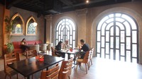 Sejumlah pengunjung beraktivitas di restoran Nara, Senopati, Jakarta, Senin (10/8/2020).  