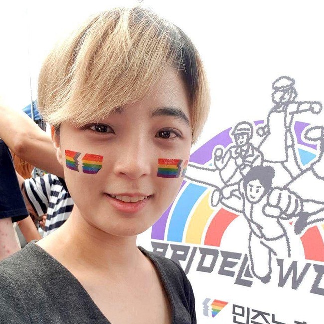 Ryu Ho Jeong adalah anggota DPR termuda dan satu-satunya pembuat keputasan di bawah usia 30 yang kini bekerja di pemerintahan Korea Selatan. Ia merupakan anggota Partai Keadilan yang kini tengah fokus mengurus isu-isu seputar limbah nukril, eksploitasi pekerja , hak suara, dan hak-hak wanita. Foto: Instagram @ryuhojeong92