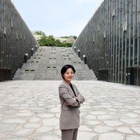 Dalam sebuah pertemuan di parlemen minggu lalu, Ryu Ho Jeong yang merupakan anggota DPR termuda di Korea Selatan tampak stylish mengenakan dress merah kotak-kotak. Berbeda dengan kebanyakan rekannya, ia tampak chic dan kasual. Tak disangka gayanya itu jadi bahan kritikan karena dianggap kurang pantas. Foto: Instagram @ryuhojeong92