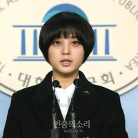 Selain isu mengenai wanita, politikus 28 tahun dikenal dengan kepedulian akan masalah-masalah, seperti minoritas seksual, gelandangan, hingga pekerja kontrak. Karenanya, Ryu mencari partai oposisi progresif yang bisa menyuarakan masalah-masalah yang dianggapnya merugikan secara sosial. Foto: Instagram @ryuhojeong92