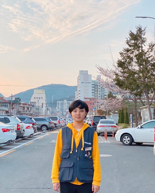 Sebelum menjadi perbincangan karena gaya busananya yang dianggap terlalu kasual, sejak awal Ryu Ho Jeong memang dikenal suka berpakaian lebih santai dibanding anggota DPR lain. Ia lebih sering tampil dengan jeans dan kemeja kasual yang mungkin di Korea lebih cocok dipakai di kampus atau kedai kopi. Foto: Instagram @ryuhojeong92