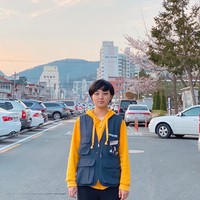 Sebelum menjadi perbincangan karena gaya busananya yang dianggap terlalu kasual, sejak awal Ryu Ho Jeong memang dikenal suka berpakaian lebih santai dibanding anggota DPR lain. Ia lebih sering tampil dengan jeans dan kemeja kasual yang mungkin di Korea lebih cocok dipakai di kampus atau kedai kopi. Foto: Instagram @ryuhojeong92