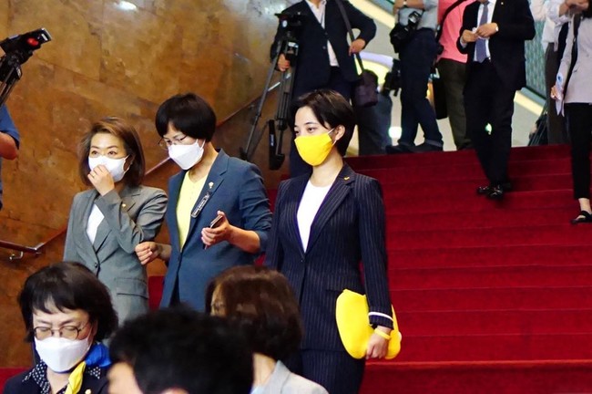 Selain baju kasual, masker warna kuning yang mencuri perhatian juga menjadi salah satu ciri khas Ryu Ho Jeong. Foto: Instagram @ryuhojeong92