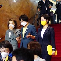 Selain baju kasual, masker warna kuning yang mencuri perhatian juga menjadi salah satu ciri khas Ryu Ho Jeong. Foto: Instagram @ryuhojeong92