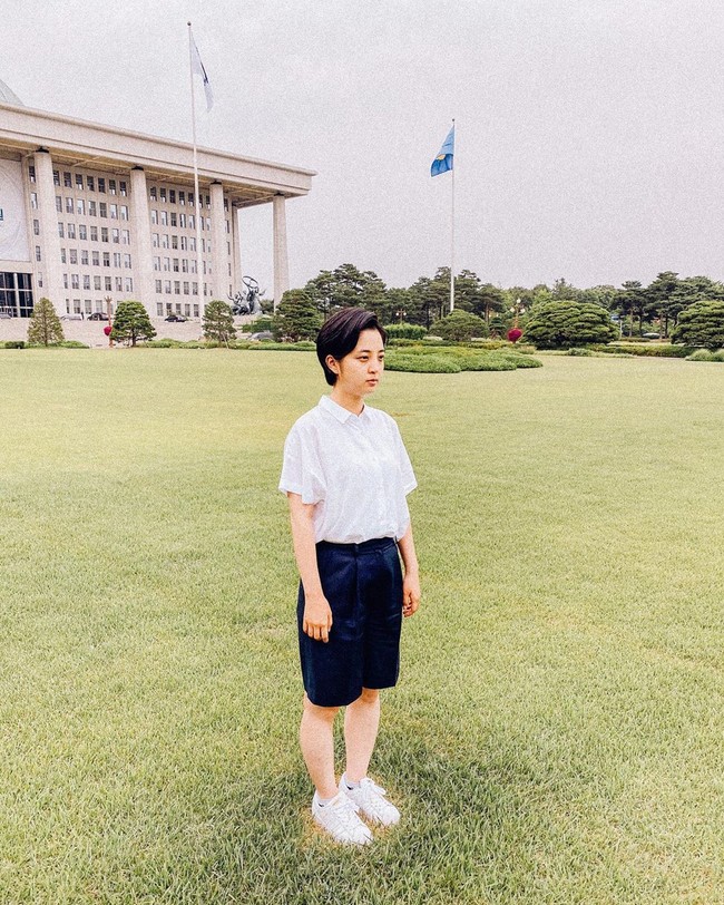 Karena gaya berpakaiannya, Ryu Ho Jeong juga mendapat sejumlah komentar bernada seksis dan misoginis, seperti menyebutnya wanita panggilan hingga pekerja bar. Hal ini pun menjadi perdebatan di kalangan netizen mengenai apakah busana tersebut benar-benar patut mendapat kritikan pedas. Foto: Instagram @ryuhojeong92