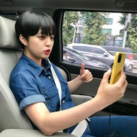 Majelis Nasional didominasi oleh pria-pria paruh baya di usia 50an dan aku ingin mendobrak praktek mengenakan setelan hitam dan dasi dengan memakai baju kasual, katanya dilansir ABC News. Bagiku, Majelis Nasional adalah tempat bekerja. Aku memakai apa yang aku percaya nyaman untuk bekerja,  Foto: Instagram @ryuhojeong92