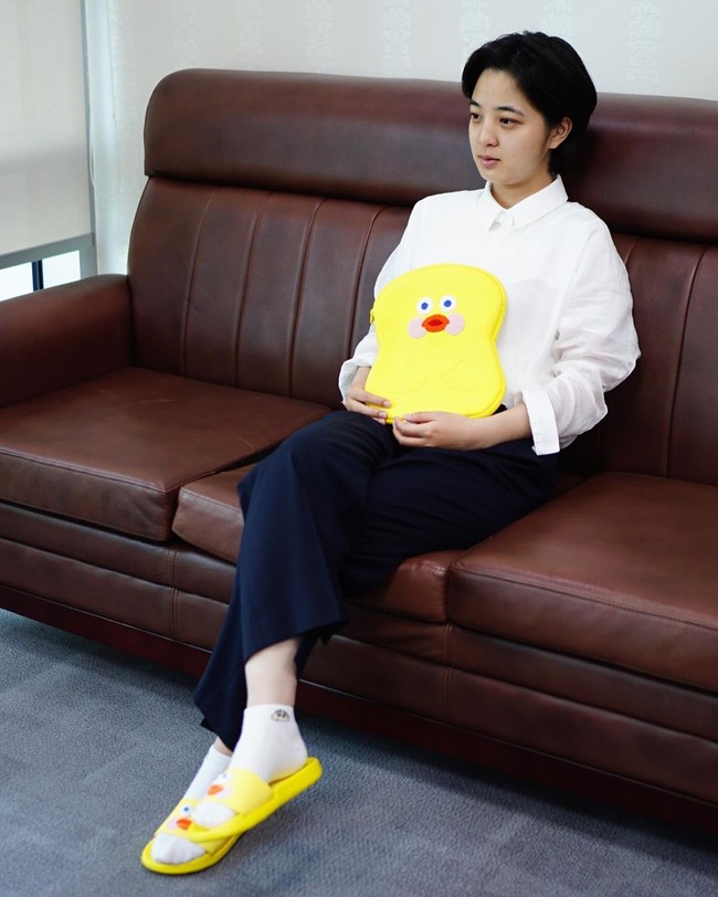 Mengingat usia dan gendernya, wajar pula jika Ryu Jo Hyeong memilih busana demikian dari pada setelan formal. Apalagi Ryu sendiri merupakan bagian dari gerakan wanita Korea Selatan yakni kampanye Keluar dari Korset. Kampanye itu menentang standar kecantikan di Negeri KPop di mana wanita diharapkan tampil cantik dengan pakai makeup, skincare, bahkan operasi plastik. Foto: Instagram @ryuhojeong92