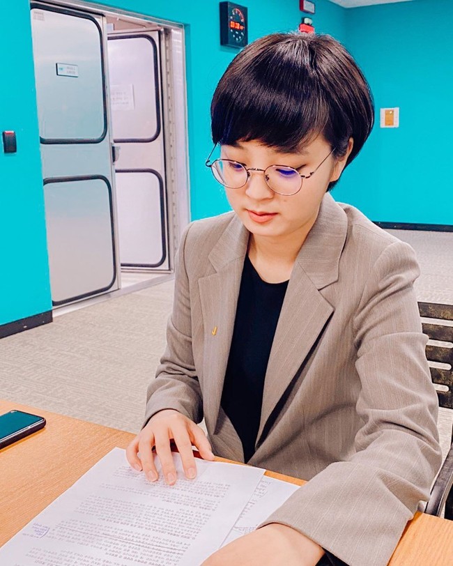 Ryu sendiri telah mendengar mengenai kecaman yang dialamatkan kepadanya. Politikus itu pun tampaknya tidak terlalu mengambil pusing. Ia mengatakan jika pemerintahan tidak dibangun dari busana formal. Foto: Instagram @ryuhojeong92