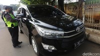 Pengendara itu ditilang karena mengendarai mobil bernopol ganjil. Padahal hari ini hanya kendaraan bernopol genap yang bisa melintas di jalan tersebut.