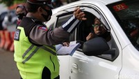 Polisi memberikan penjelasan soal telah diberlakukannya ganjil genap kepada pengendara yang melintas.
