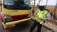 Pelanggar pembatasan kendaraan dengan sistem ganjil genap akan diganjar sanksi sesuai Pasal 287 ayat 1 di UU No. 22 Tahun 2009 Tentang Lalu Lintas dan Angkutan Jalan. 