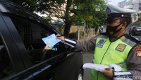 Dalam penerapan ini, kendaraan nomor pelat ganjil beroperasi pada tanggal ganjil, sementara kendaraan nomor pelat genap beroperasi pada tanggal genap.