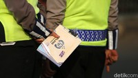 Menurut Direktur Lalu Lintas Polda Metro Jaya, Kombes Pol. Sambodo Purnomo Yogo, pihaknya melakukan tilang secara manual maupun tilang elektronik atau E-TLE (electronic traffic law enforcement). Dari 25 ruas jalan yang diberlakukan ganjil genap, 13 di antaranya mengandalkan tilang elektronik, sementara 12 ruas jalan lainnya menggunakan tilang manual. Agung Pambudhy/detikcom  