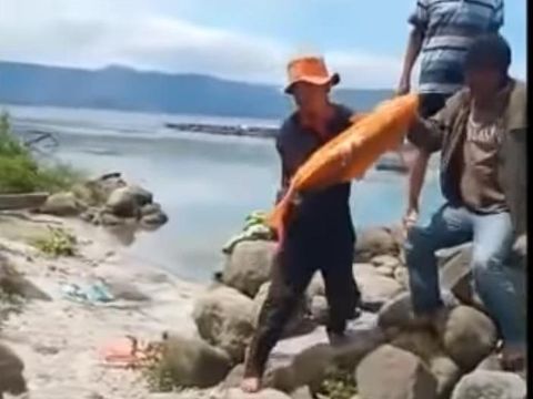 Screenshot video penangkapan ikan mas jumbo di Danau Toba yang viral