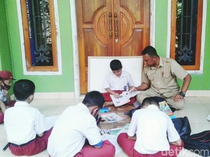 Curhatan Guru Honorer di Ciamis Mengajar Keliling-Daring, Berat di Ongkos