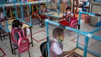 Di dalam kelas, sekat plastik di setiap meja juga dipasang.