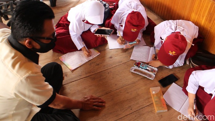 Siswa SD di Desa Cenrana Baru, Kecamatan Cenrana, Maros, Sulsel belajar ke kantor desa (Bakri-detikcom).