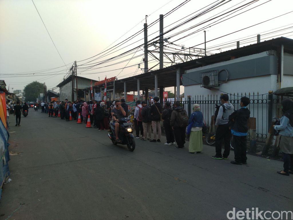 Suasana antrean penumpang KRL di Stasiun Bojong Gede, Senin, 10 Agustus pukul 06.00 WIB pagi. (Sachril AB/detikcom)