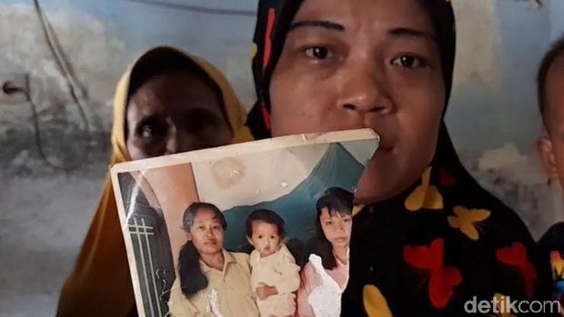 Sueni menunjukkan foto ibunya, Cayem yang tewas dalam kecelakaan maut di Tol Cipali, Senin (10/8/2020).