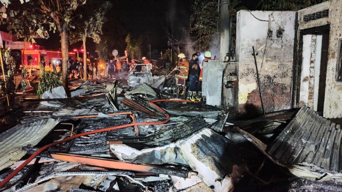 Tiga Warung Makan, Tambal Ban dan Mobil Ludes Terbakar