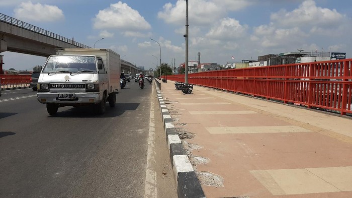 Trotoar di Jembatan Ampera Palembang rusak (Raja Adil-detikcom)