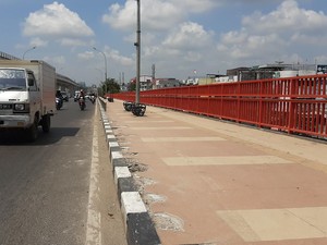 Trotoar Jembatan Ampera Rusak, Tiang Pembatas Hilang