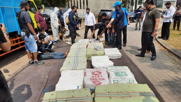 Truk pisang muatan 410 kg ganja dihentikan di Bekasi