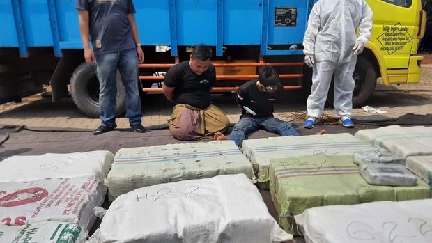 Truk pisang muatan 410 kg ganja dihentikan di Bekasi