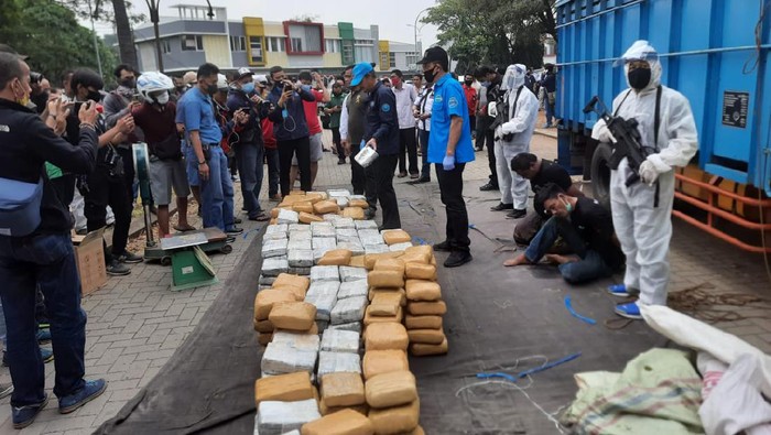 Truk pisang muatan 410 kg ganja dihentikan di Bekasi