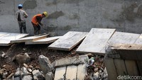 Turap yang longsor tersebut kini mulai diperbaiki.