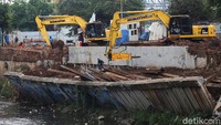 Alat berat saat menyelesaikan perbaikan turap yang longsor di Kanal Banjir Barat, Jakarta, Senin (10/8/2020).