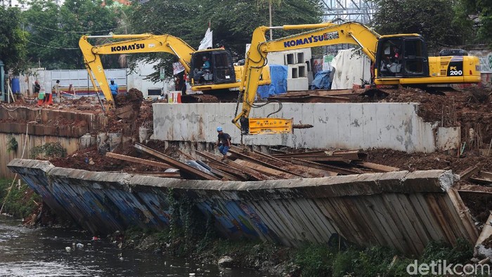 Turap yang Jebol di BKB Mulai Diperbaiki Perbaikan turap Kanal Banjir Barat, di Pejompongan, Jakarta, terus dilakukan. Turap ini longsor beberapa waktu lalu.