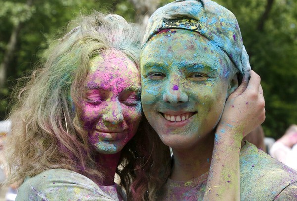 Warga Ukraina merayakan Festival Hindu kuno yang populer, juga dikenal sebagai festival warna, atau festival cinta, atau festival Holi, yang menandakan kemenangan dan kebaikan atas kejahatan. Warga Ukraina merayakan Festival Hindu kuno yang populer, juga dikenal sebagai festival warna, atau festival cinta, atau festival Holi, yang menandakan kemenangan dan kebaikan atas kejahatan.