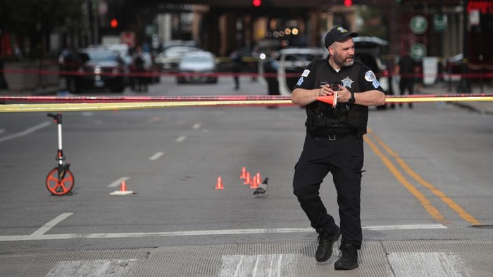 CHICAGO, ILLINOIS - AUGUST 10: Police investigate where a shooting took place on Michigan Ave. hours after the city suffered from widespread looting and vandalism, on August 10, 2020 in Chicago, Illinois. Police made several arrests during the night of unrest and recovered at least one firearm.   Scott Olson/Getty Images/AFP