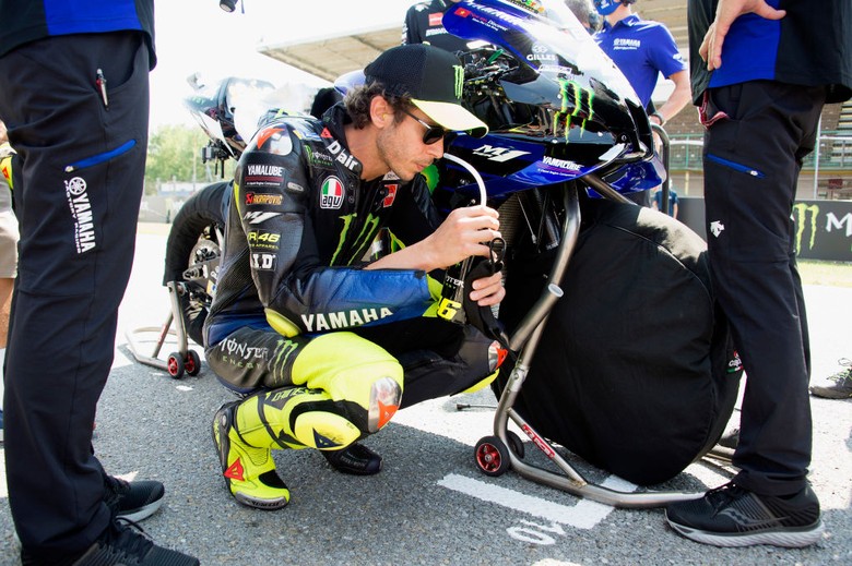 Valentino Rossi BRNO, CZECH REPUBLIC - AUGUST 09: Valentino Rossi of Italy and Monster Energy Yamaha MotoGP Team prepares to start on the grid during the MotoGP race during the MotoGP Of Czech Republic at Brno Circuit on August 09, 2020 in Brno, Czech Republic. (Photo by Mirco Lazzari gp/Getty Images)
