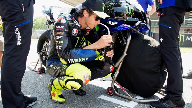 Valentino Rossi BRNO, CZECH REPUBLIC - AUGUST 09: Valentino Rossi of Italy and Monster Energy Yamaha MotoGP Team prepares to start on the grid during the MotoGP race during the MotoGP Of Czech Republic at Brno Circuit on August 09, 2020 in Brno, Czech Republic. (Photo by Mirco Lazzari gp/Getty Images)