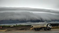 Awan Arcus atau awan tsunami merupakan awan yang lazim terjadi meskipun frekuensi kejadiannya jarang, memiliki tinggi dasar awan yang rendah,serta formasi pembentukannya horizontal, memanjang, seolah-olah seperti gelombang.  