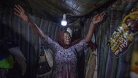Ibu dua anak Amsale Hailemariam, seorang pekerja rumah tangga yang kehilangan pekerjaan karena virus Corona, berdiri di tenda kecilnya di ibu kota Addis Ababa, Ethiopia.  