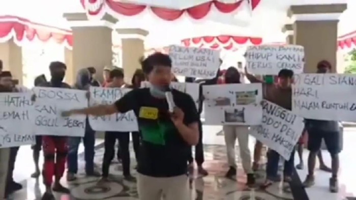 Warga Luwu Utara demo di DPRD untuk meminta kejelasan penanganan pasca bencana banjir bandang (Screenshot video viral)