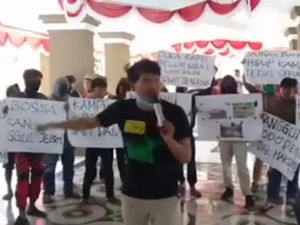 Demo Korban Banjir Bandang Masamba Ricuh, Pimpinan DPRD Nyaris Dikeroyok