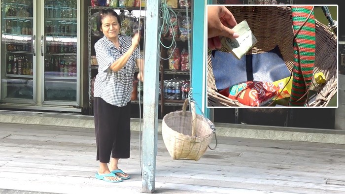 Warung di Bangkok Pakai Keranjang Makanan
