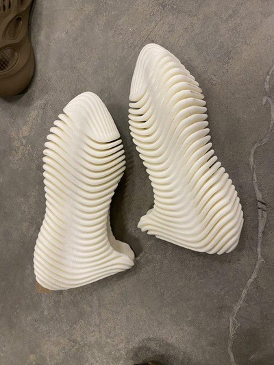 Yeezy Sneakers Yeezy terbaru yang diejek netizen.
